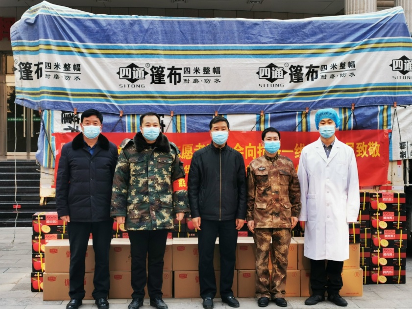 路鳳祎與志愿者、醫生防疫現場合影
